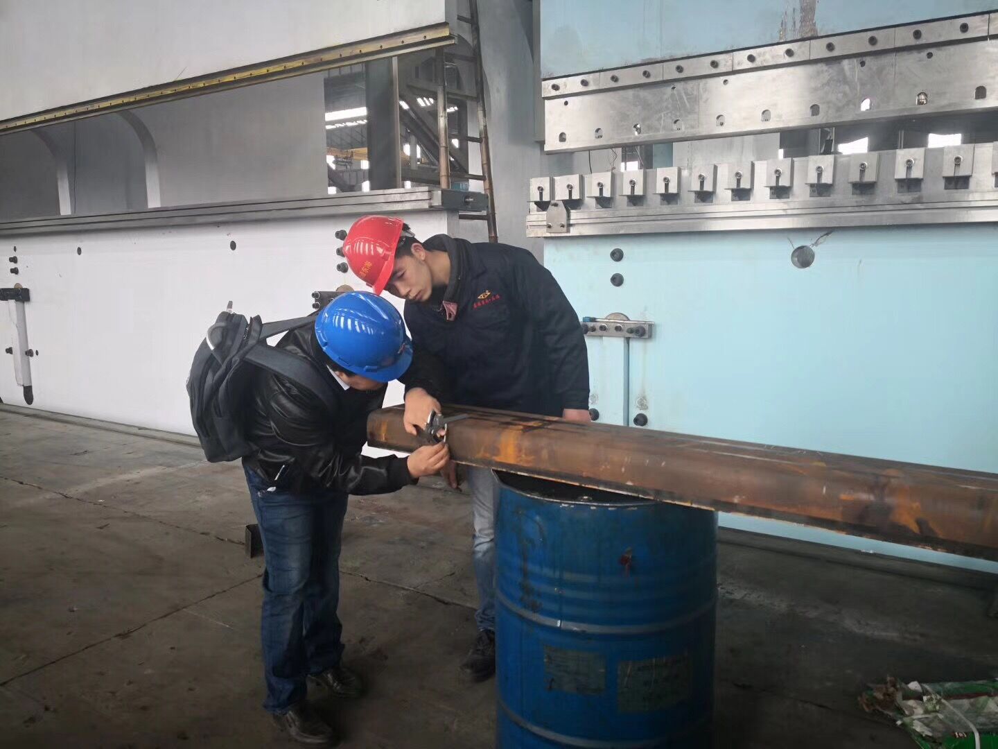 東海數(shù)控折彎機試機